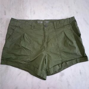 Mountain Hardwear Women's Shorts. Olive Green. Size 16. 4 inch Inseam.